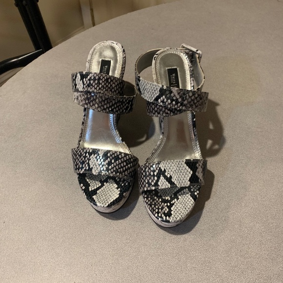 White House Black Market Black/White Snakeprint Wedge Platform Sandals sz 8.5 M - Picture 1 of 7